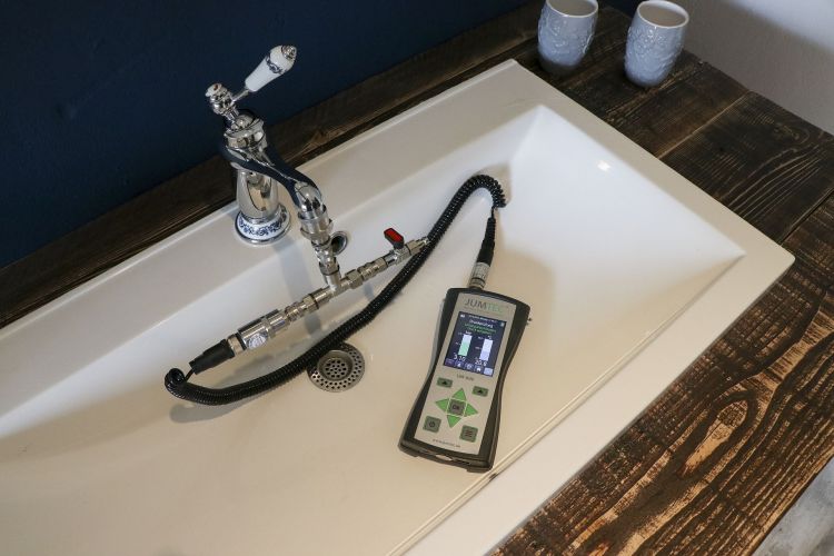 Digitale und analoge Druckprobe als weitere Leistung von Stolzenberger Rohrbruchortung